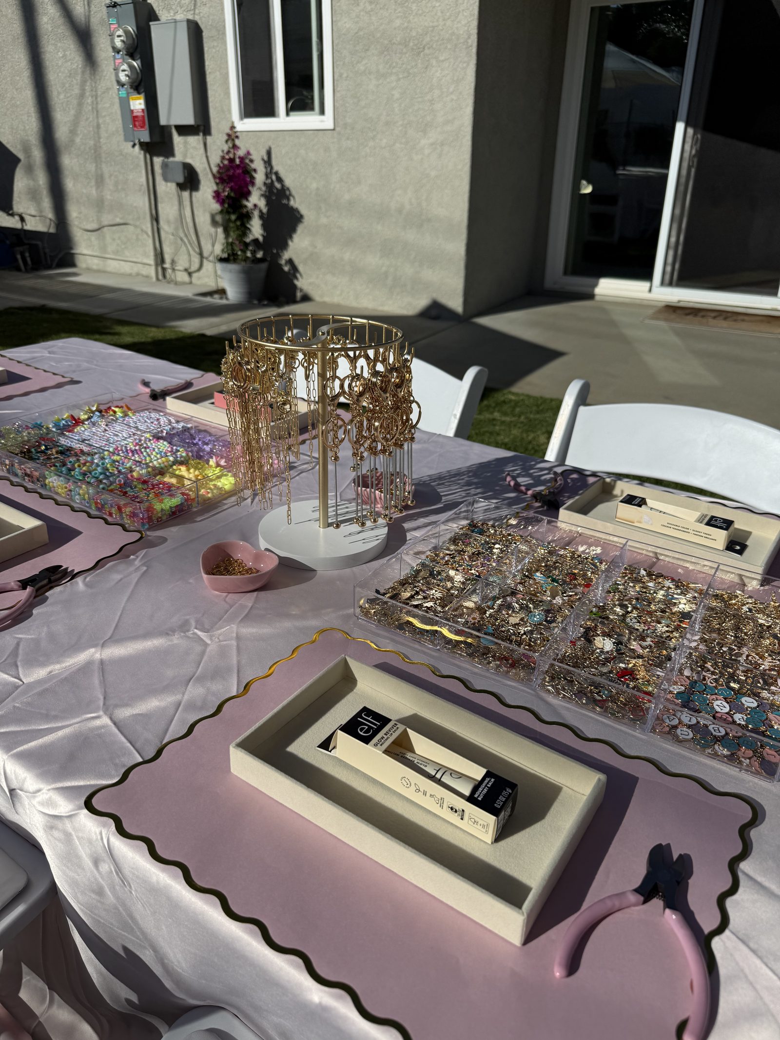 Lip gloss and keychain bar from above
